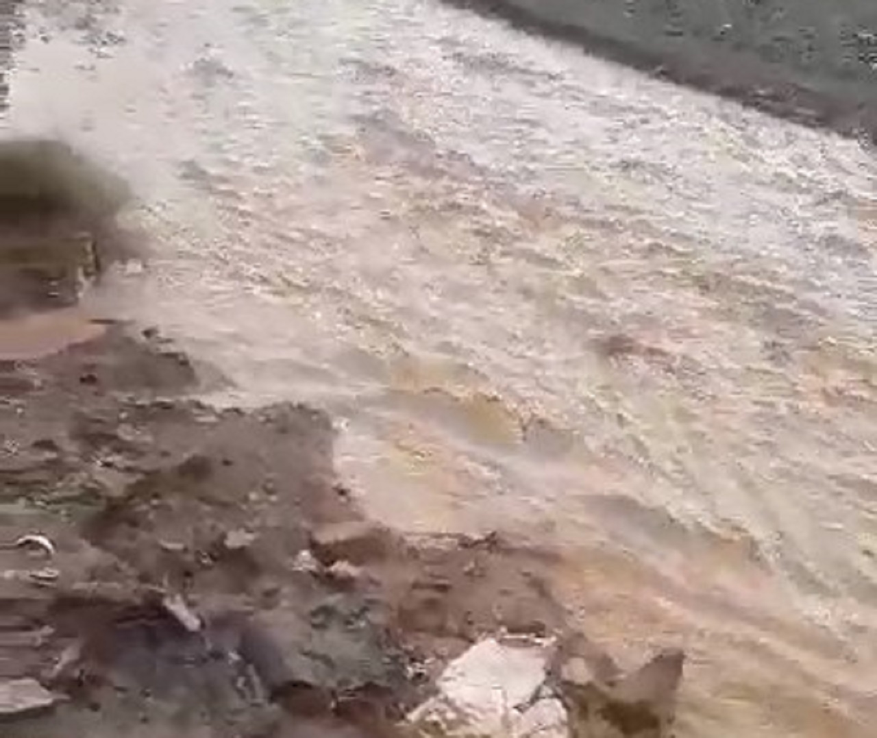 تصاویری از ایجاد روان آب در رودخانه برزاوند شهرستان اردستان