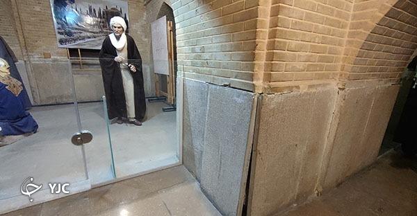 سنگ ازاره دیوارها درون موزه در حال جدا شدن است
