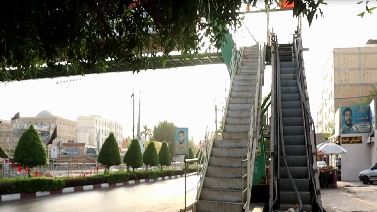 گلایه شهروندان از مسدود بودن پل عابر پیاده مقابل امامزاده سیدمظفر بندرعباس + فیلم