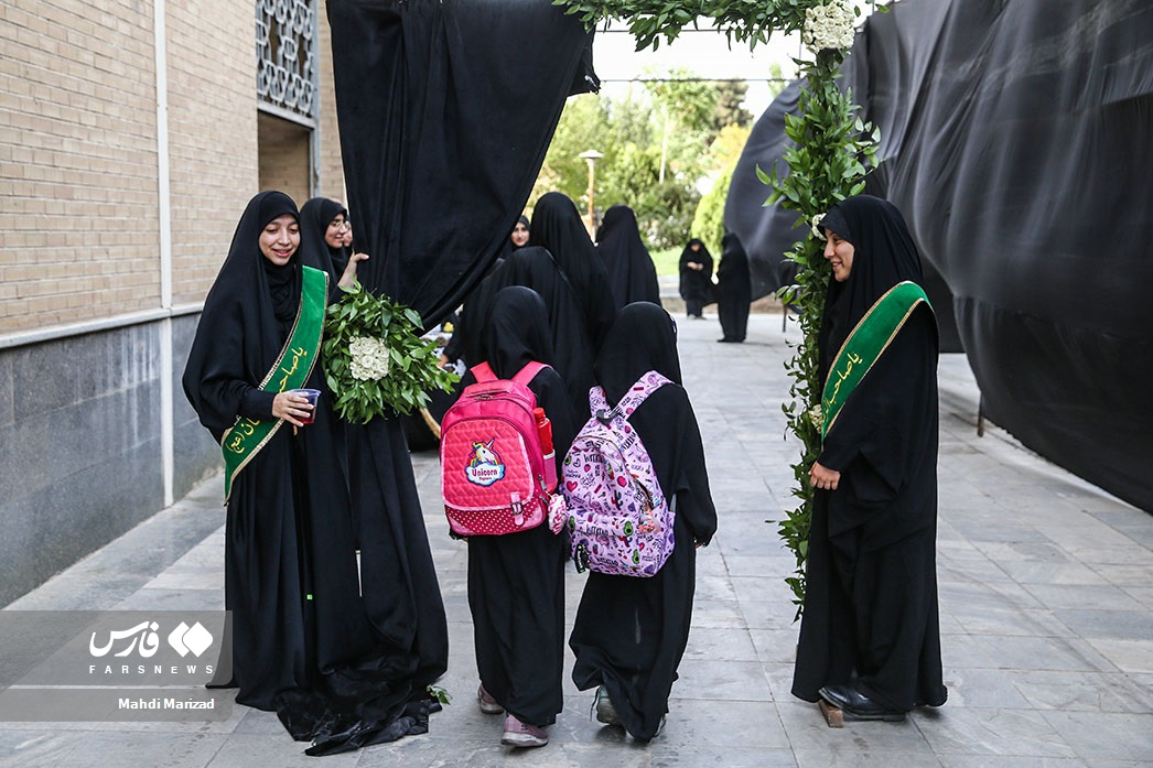 استقبال خادمان هیئت «بنتالهدی» از عزاداران استقبال خادمان هیئت «بنتالهدی» از عزاداران