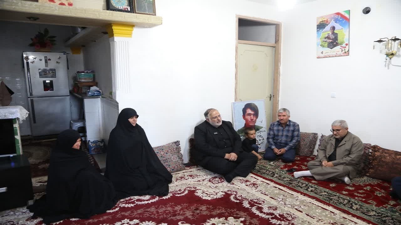 دیدار استاندار قزوین با خانواده شهید مدافع حرم روح الله رحیمی