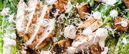 سالاد سزار با فیله مرغ کبابی سالاد سزار با فیله مرغ کبابی