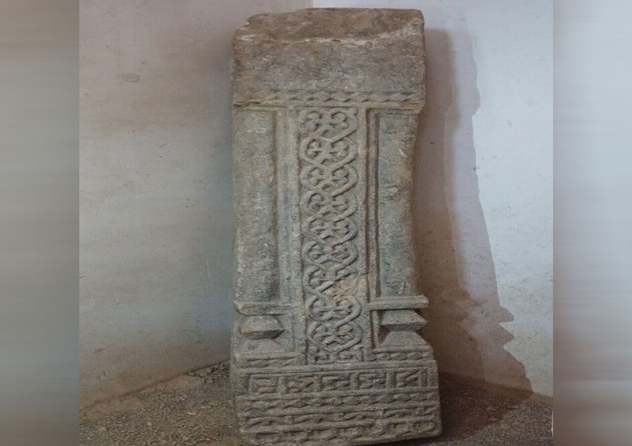 کشف سنگ نگاره تاریخی در نایین