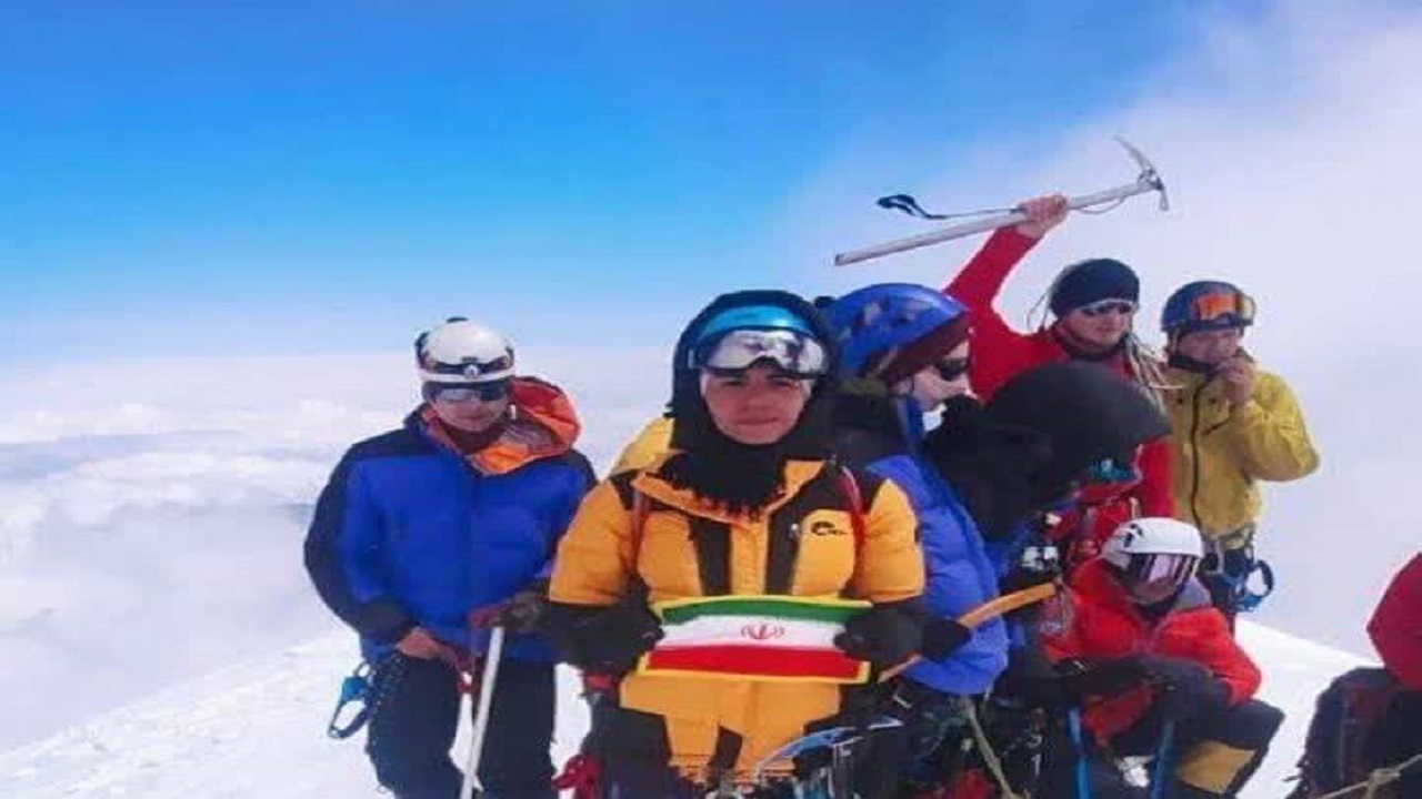 صعود کوهنورد بروجنی به قله کازبک گرجستان