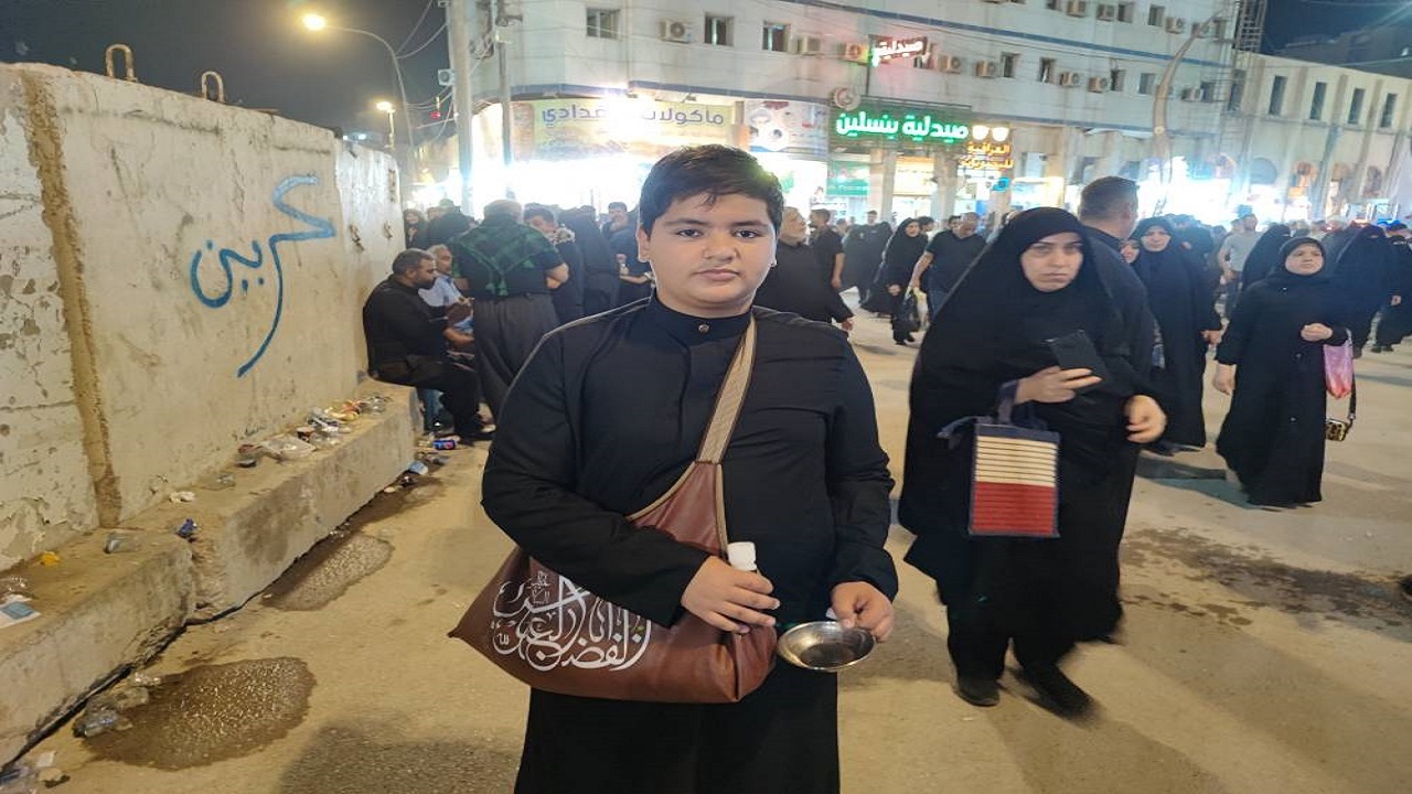 پذیرایی خادمان حسینی از زائران حرم سیدالشهدا (ع) + تصاویر