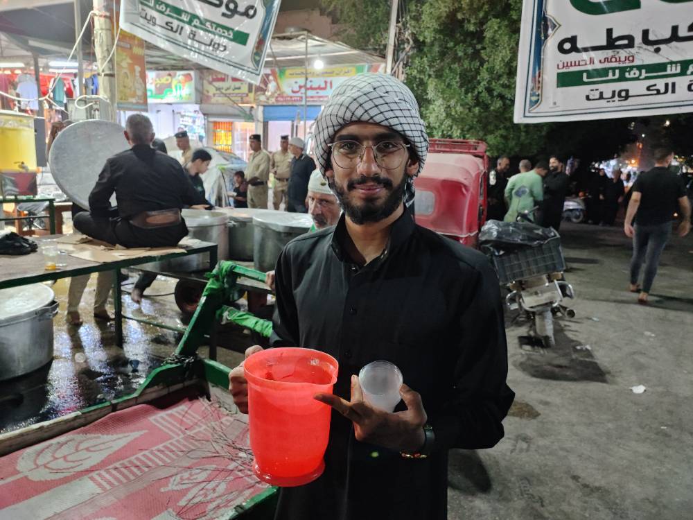 توزيع آب در بين زائران
