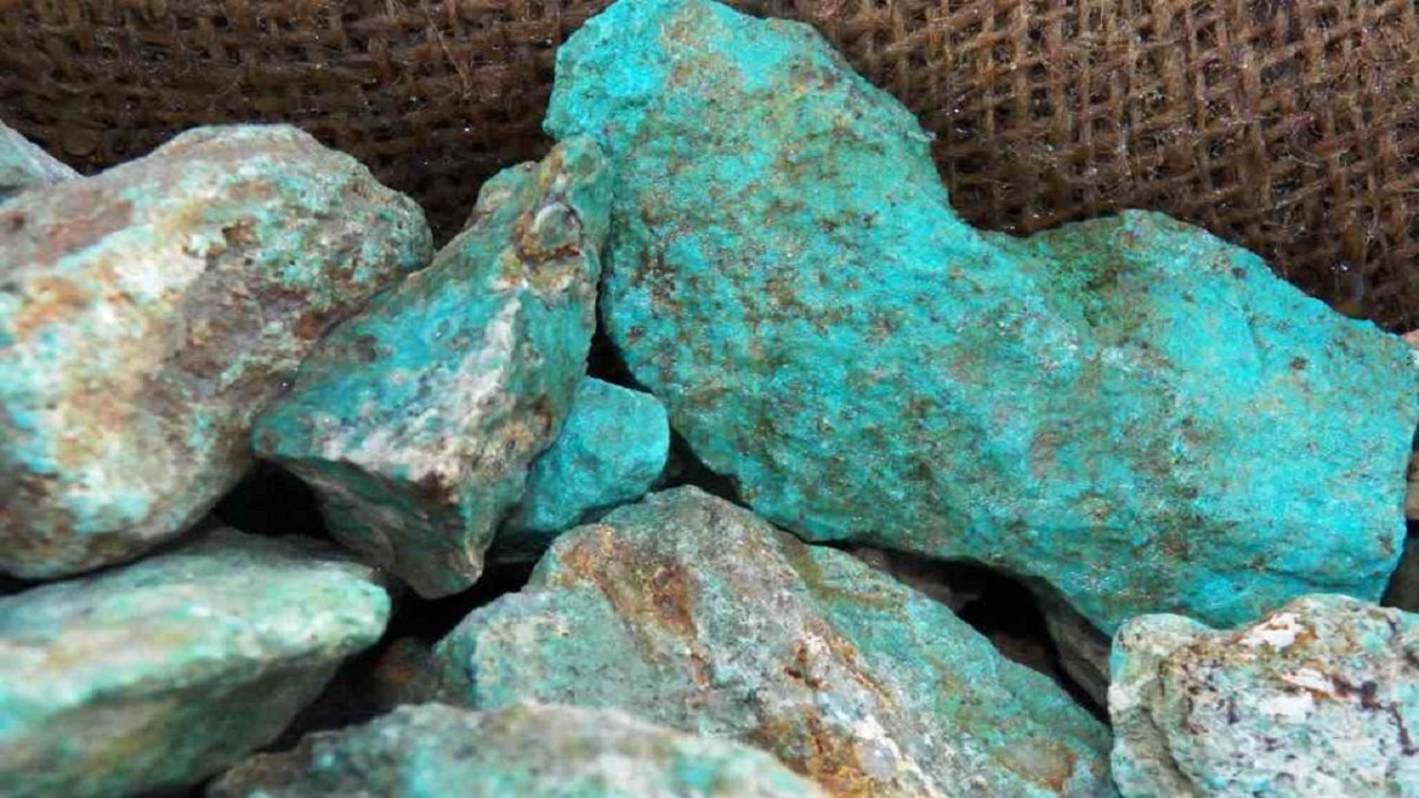 افزایش استخراج سنگ خام فیروزه از معدن فیروزه به ۶۰ تن