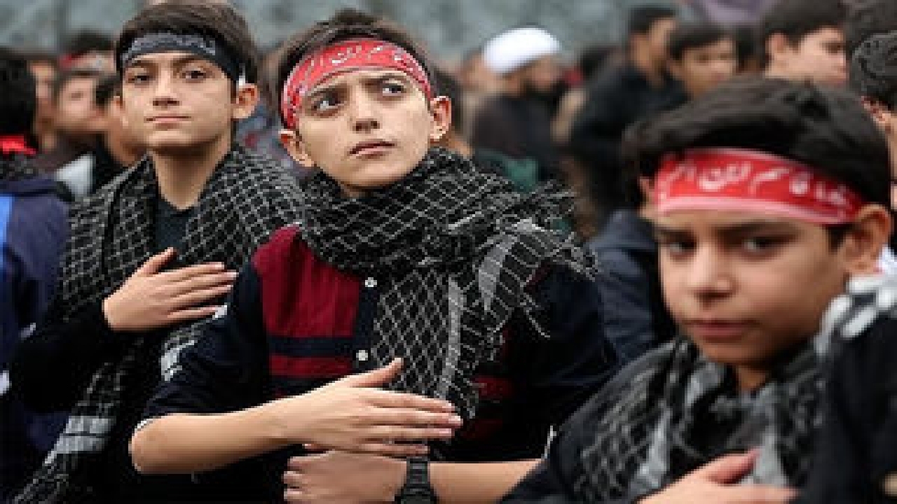 سر دادن شعار لبیک یاحسین (ع) توسط نوجوانان کشورمان + فیلم