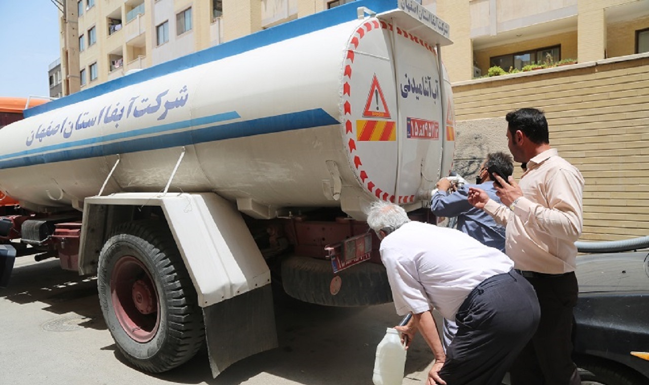 آبرسانی به مناطق مرکزی کلانشهر اصفهان با ۱۲ تانکر