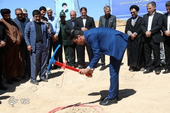 کلنگ احداث پارک ۳/۶ هکتاری فاز ۲ شهر صدرا به زمین زده شد