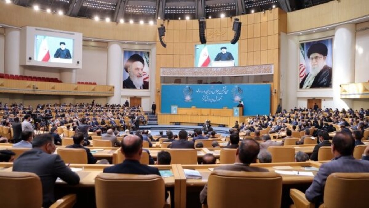 ارائه نمونه برگ به ۷۳۰ نفر از مدیران آموزش و پرورش در خصوص موضوعات اجلاس مدیران