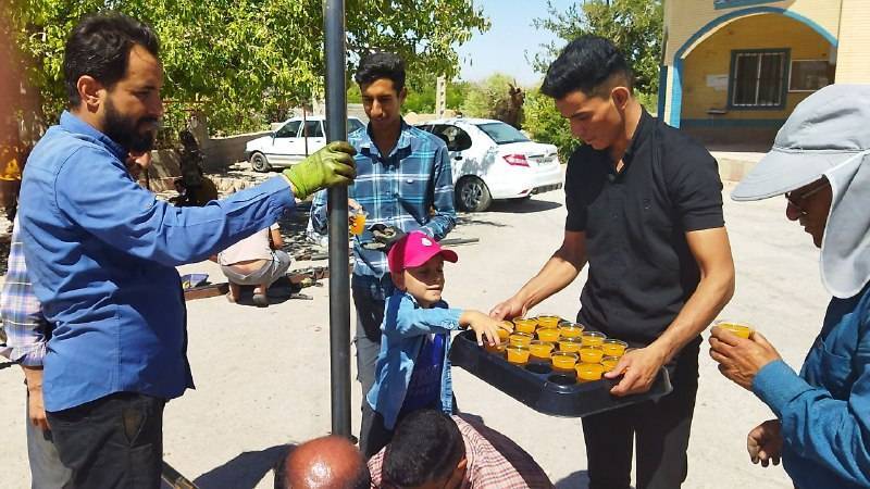 پذیرایی موگب داران از عزاداران حسینی