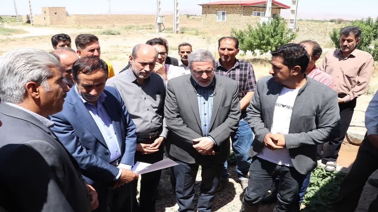  بازدید معاون وزیر جهاد کشاورزی از دو طرح کشاورزی در تاکستان 