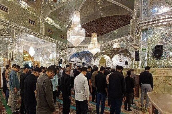 زائران نماز صبح را در حرم شاهچراغ (ع) اقامه کردند