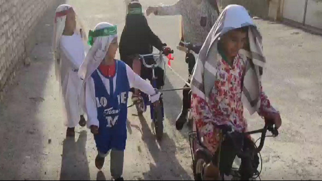 آیین نمادین حرکت کاروان کودکانه اسرای کربلا در شهرضا + فیلم