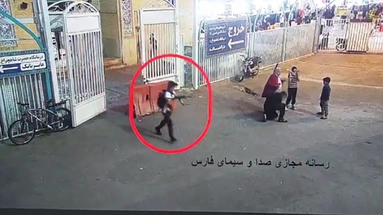فیلمی از لحظه ورود تروریست داعشی به حرم شاهچراغ