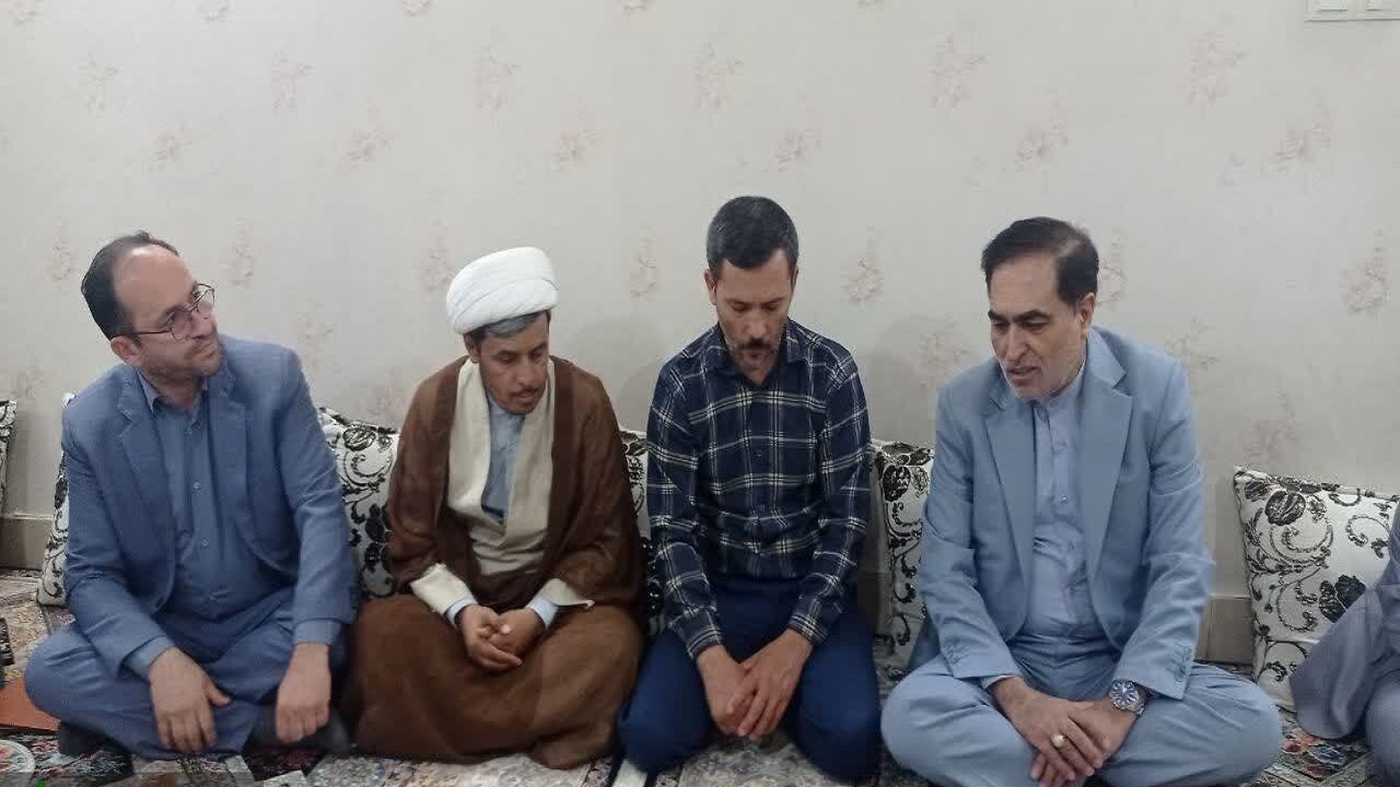 دیدار معاون امور استان ها‌ی صدا و سیما با خانواده شهید محمد مهدی احمدی