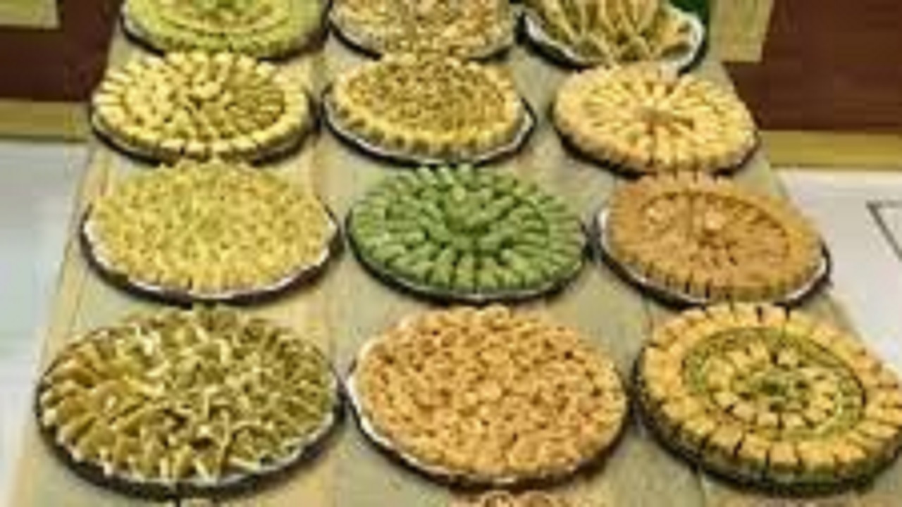 شیرینی باقلوای سنتی گوگان زیر زبان گردشگران