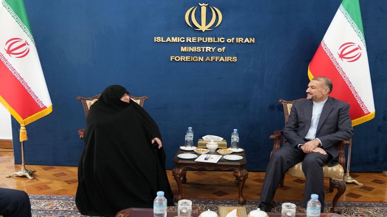 دیدار وزیر خارجه با خانواده دیپلمات ربوده شده ایران در لبنان