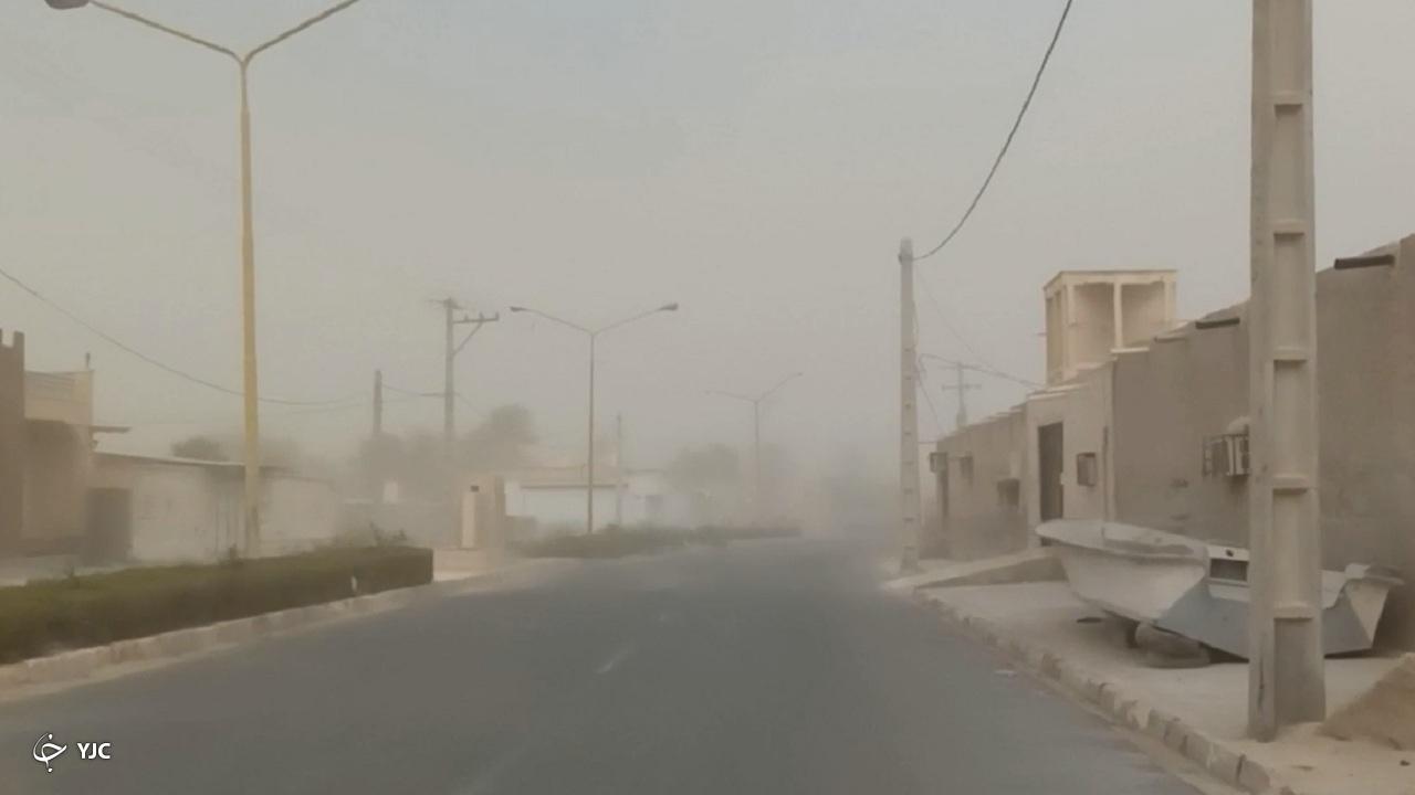 طوفان و بارندگی باعث سقوط ۴۰ پایه برق رسانی در بندرلنگه شد+تصویر