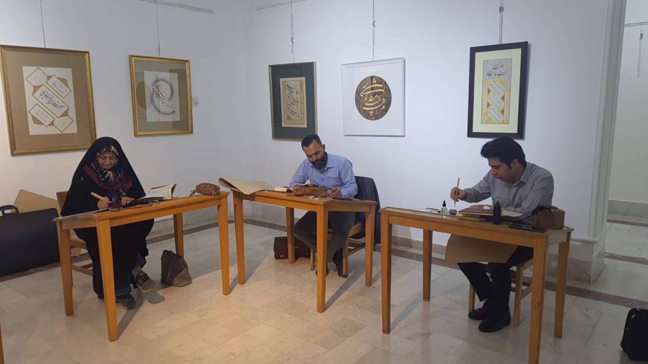 گردهمایی خوشنویسان مشهدی در محکوم کردن هتک حرمت به قرآن