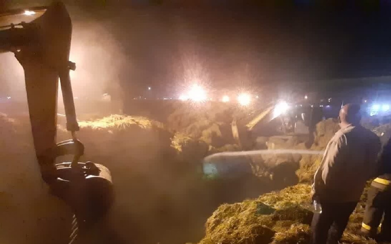 اطفای حریق گسترده انبار علوفه گاوداری در بزرگراه خلیج فارس
