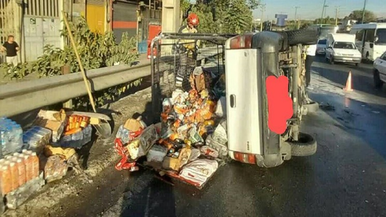 واژگونی و حریق خودرو جان راننده را گرفت