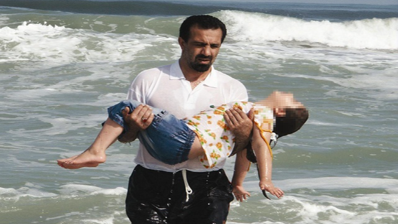 نجات خانواده ۴ نفره از غرق شدن در آب های ساحلی بابلسر