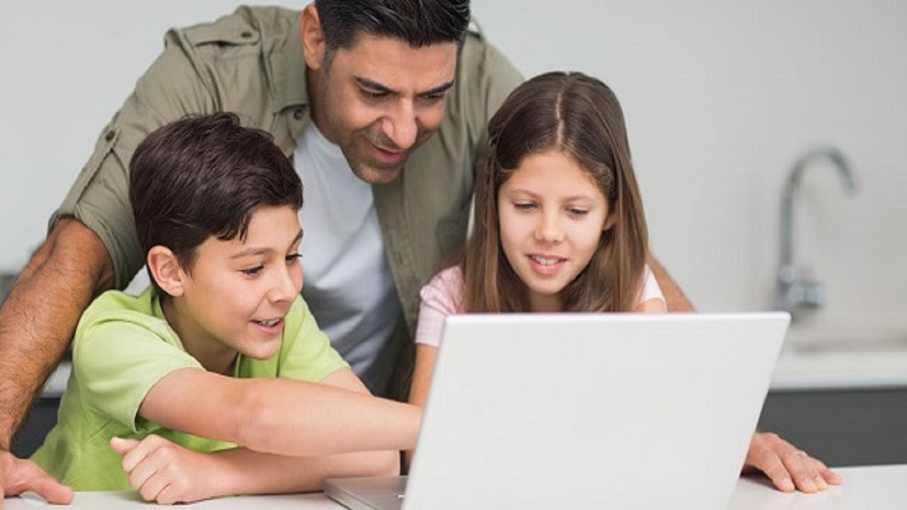 طبق تحقیقات والدین برای ایمن‌ شدن استفاده فرزندان از اینترنت چه می‌کنند؟