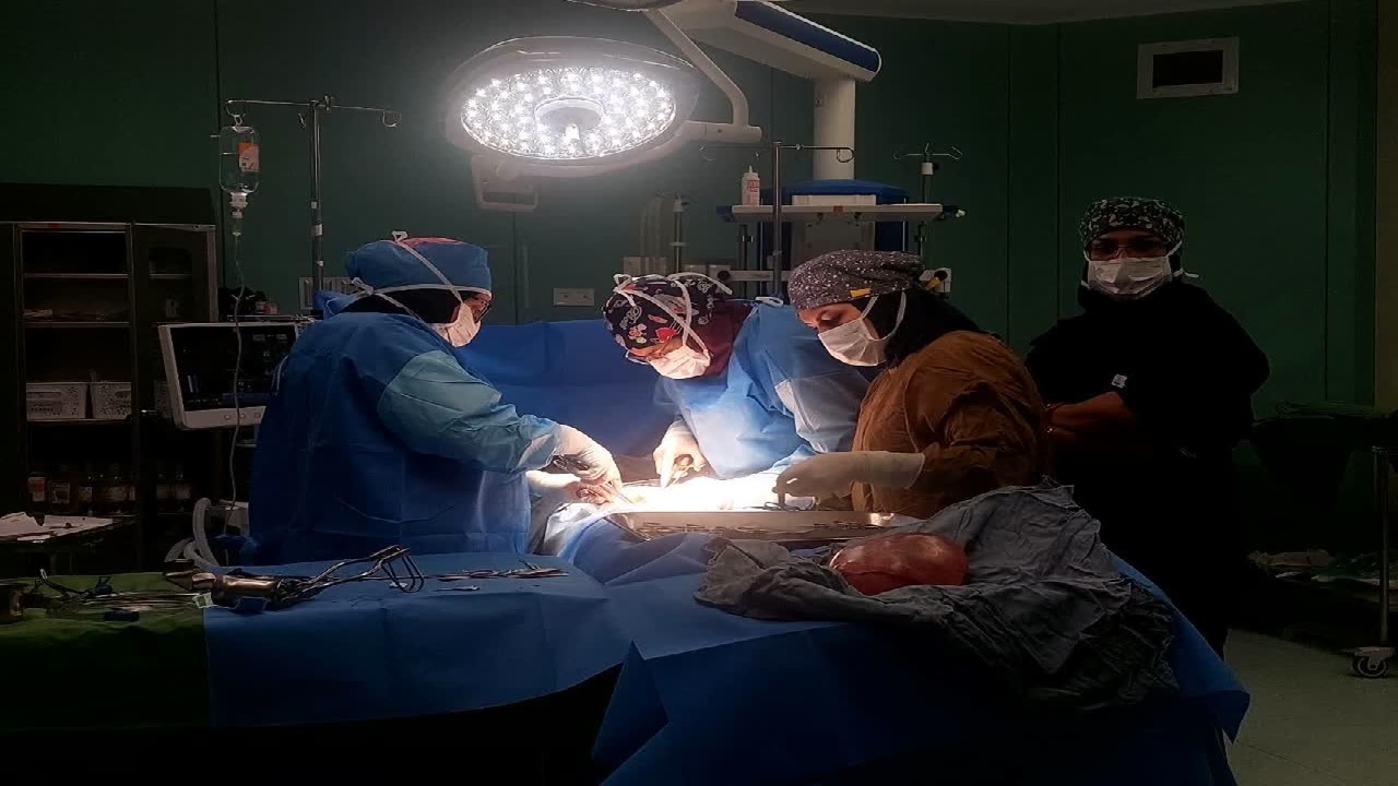 خارج کردن یک توده ۴ کیلوگرمی از بدن یک بیمار