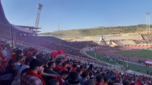 سکوهای ورزشگاه یادگار امام تبریز در بازی تراکتور و پرسپولیس
