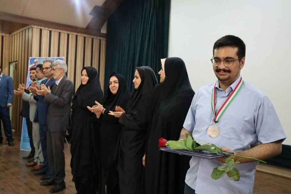 یک کرجی درمیان برترین‌های کنکور ۱۴۰۲