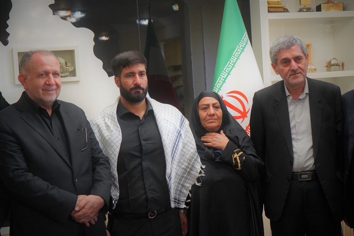 «فرزاد بادپا» نیروی خدماتی حرم شاهچراغ؛ نفر دوم از سمت چپ «فرزاد بادپا» نیروی خدماتی حرم شاهچراغ؛ نفر دوم از سمت چپ