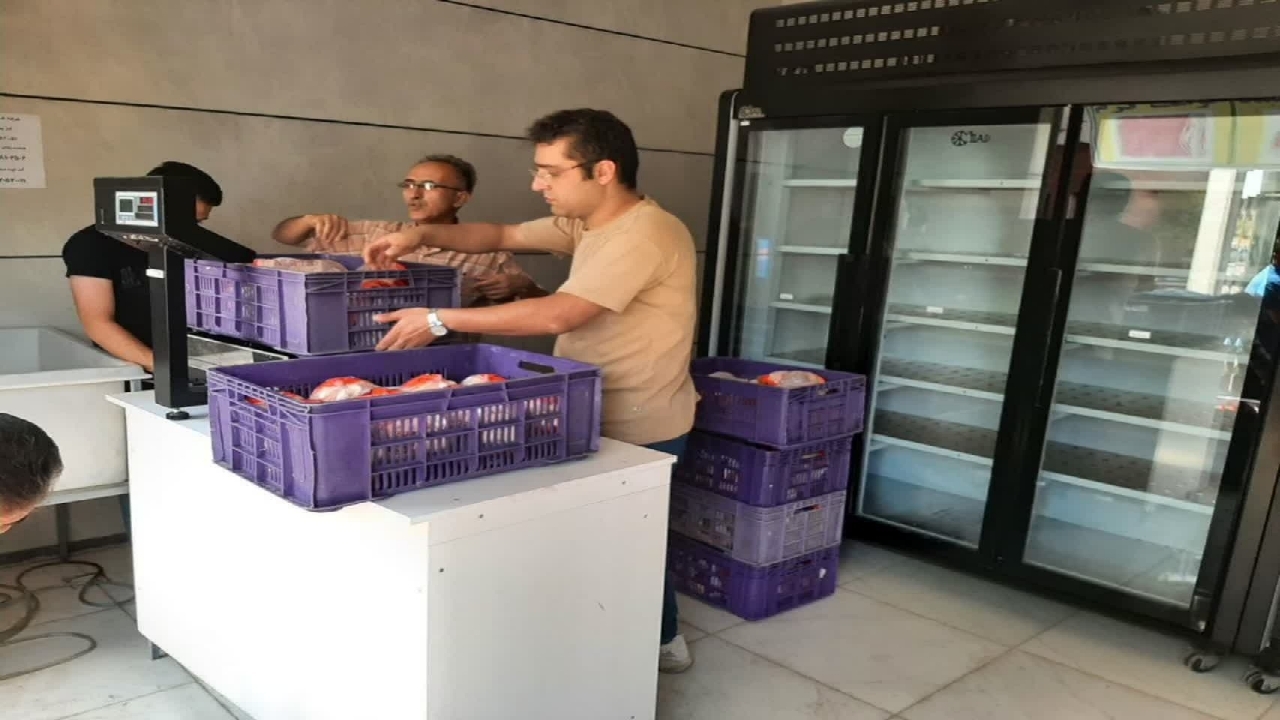 توزیع گوشت و مرغ با نرخ مصوب در بازارچه برکت