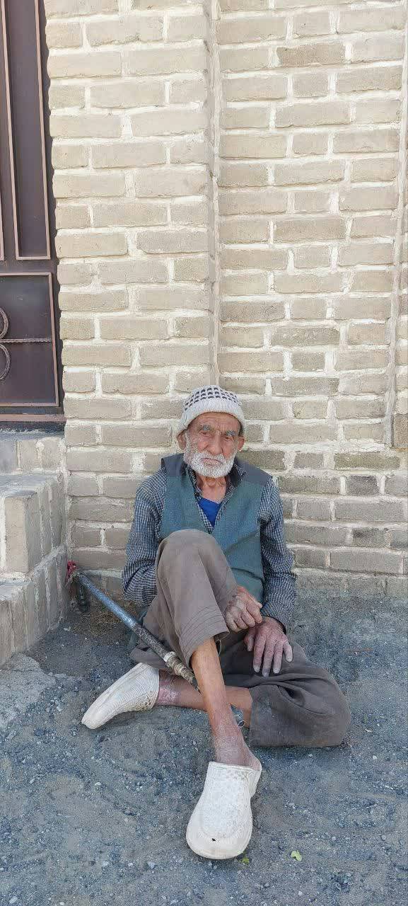 نمایی از پیرمرد در قاب تصاویر