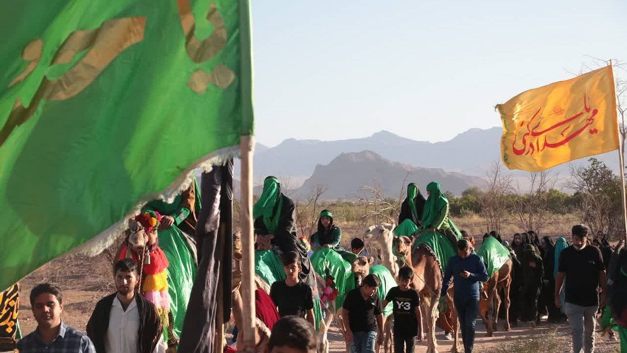 کاروان نمادین اسرای کربلا در روستای تعزیه کرمان + تصاویر