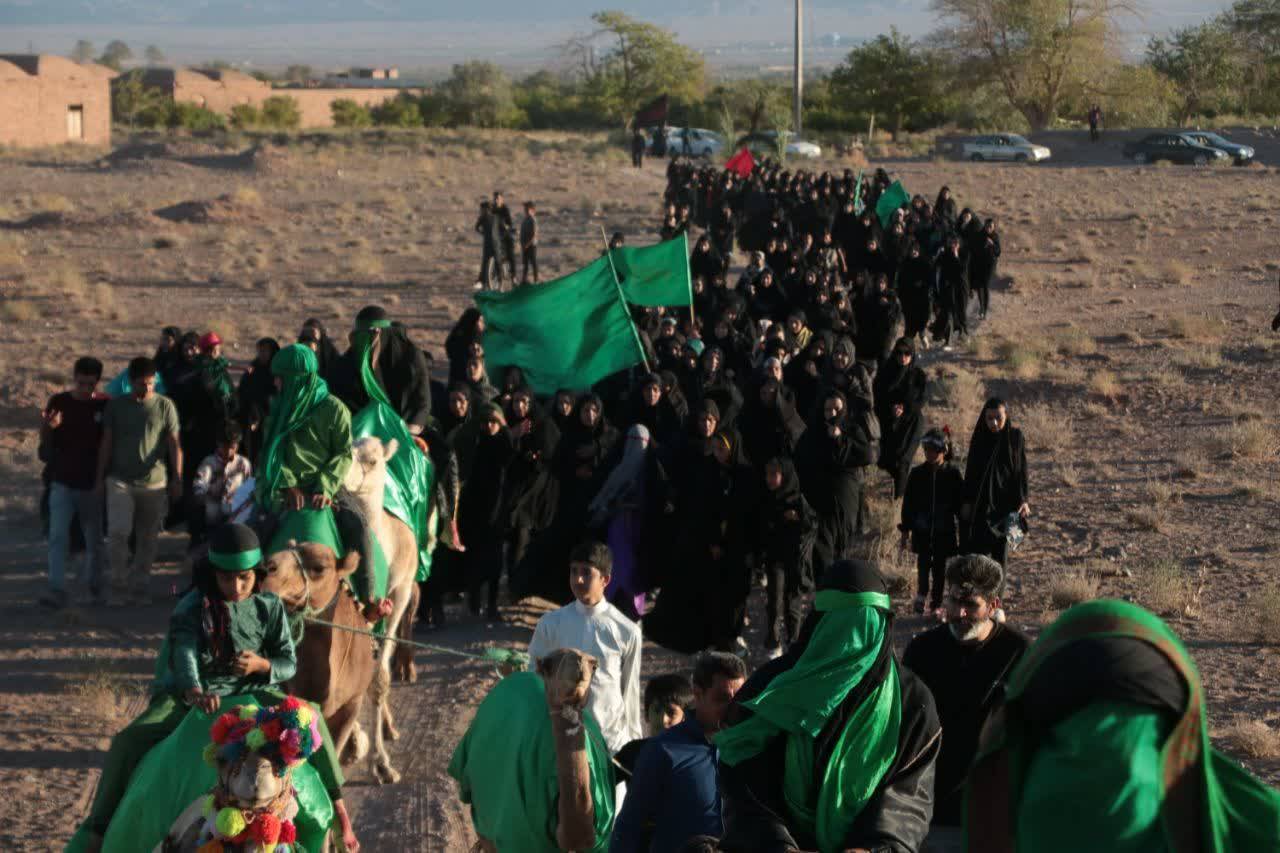 کاروان نمادین اسرای کربلا در روستای تعزیه کرمان