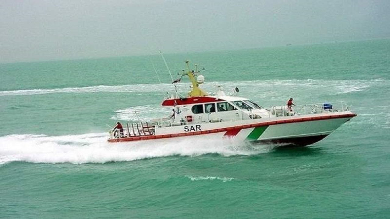 امداد پزشکی به یک لنج صیادی در بندر چابهار
