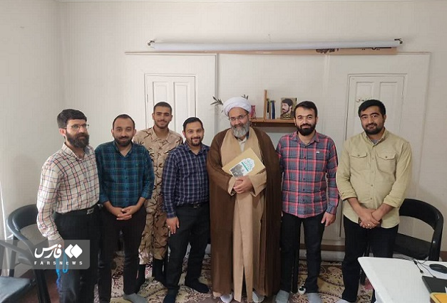 گروهی از اعضای حسینیه هنر شیراز گروهی از اعضای حسینیه هنر شیراز