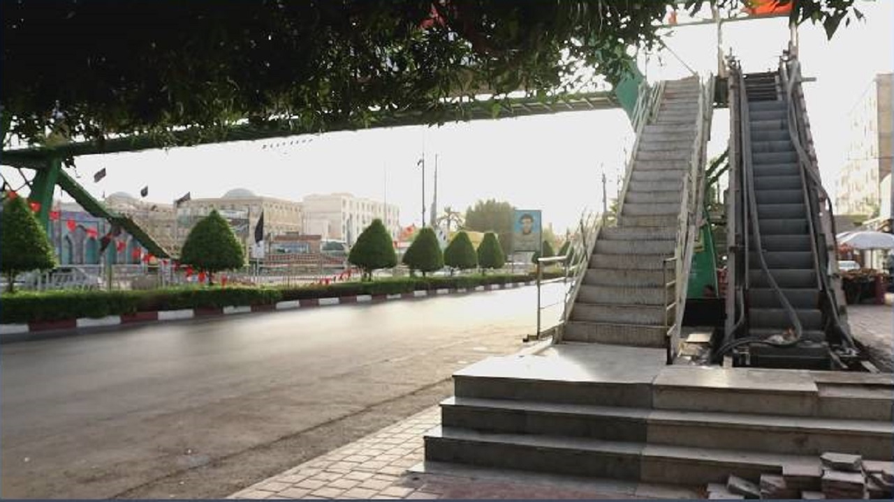 بسته بودن پل عابر پیاده شهروندان بندرعباسی را به دردسر انداخت + فیلم