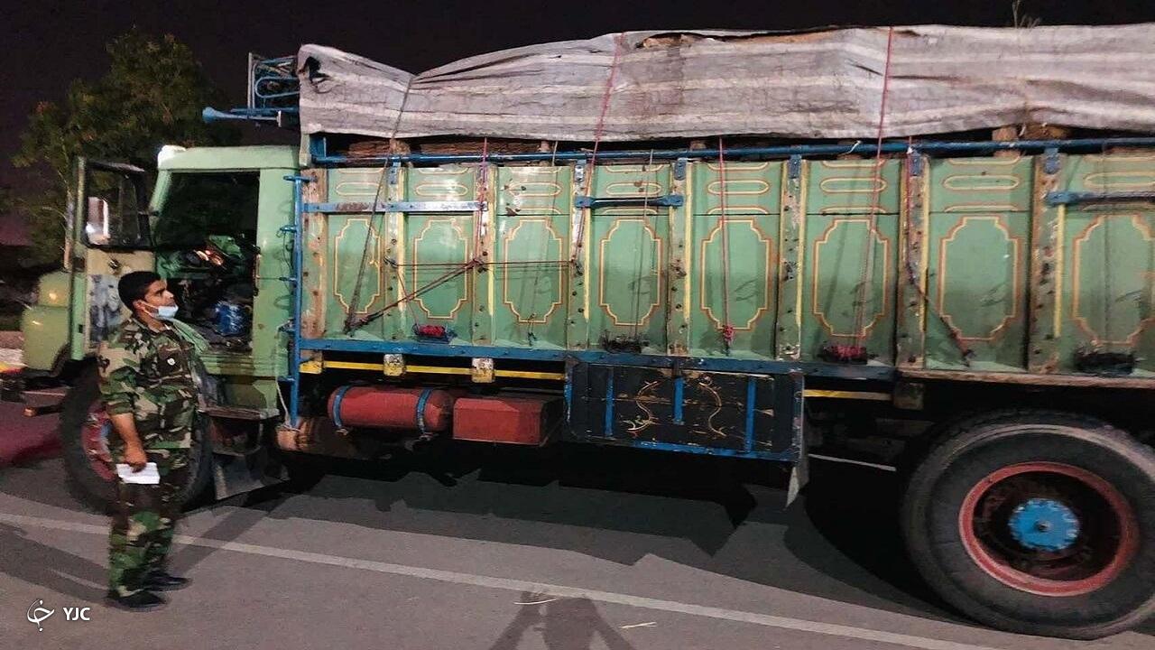 محموله چوب قاچاق در بوکان متوقف شد