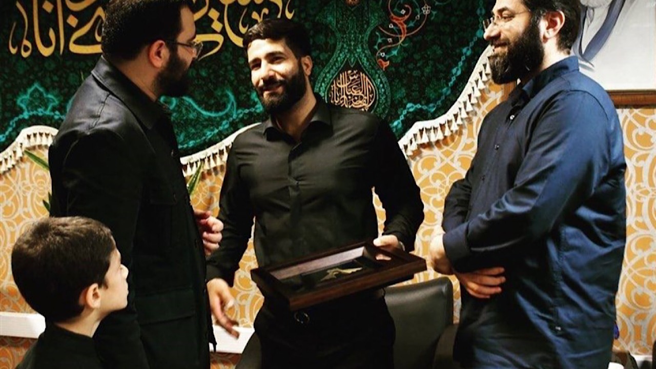 اعطای نشان آزادی ملت ایران به قهرمان شاهچراغ