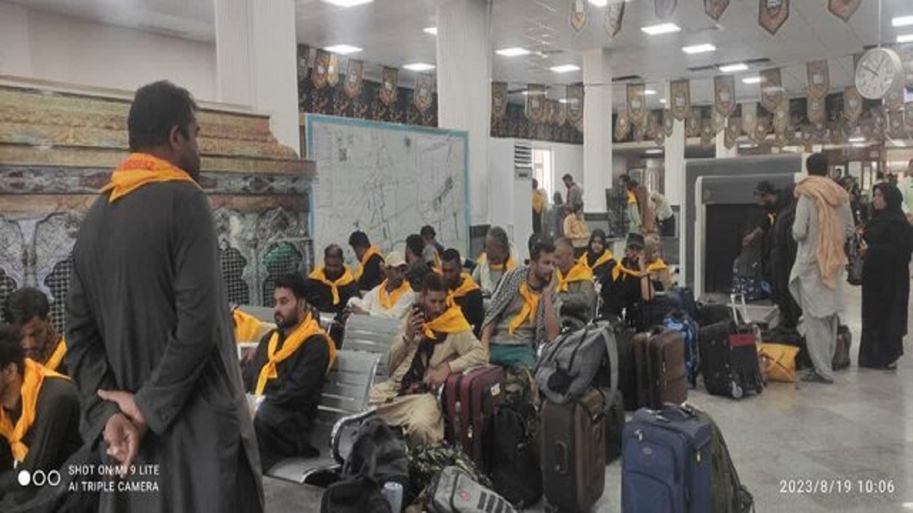 نصب نشان گردشگری بر زائران پاکستانی اربعین حسینی در میرجاوه