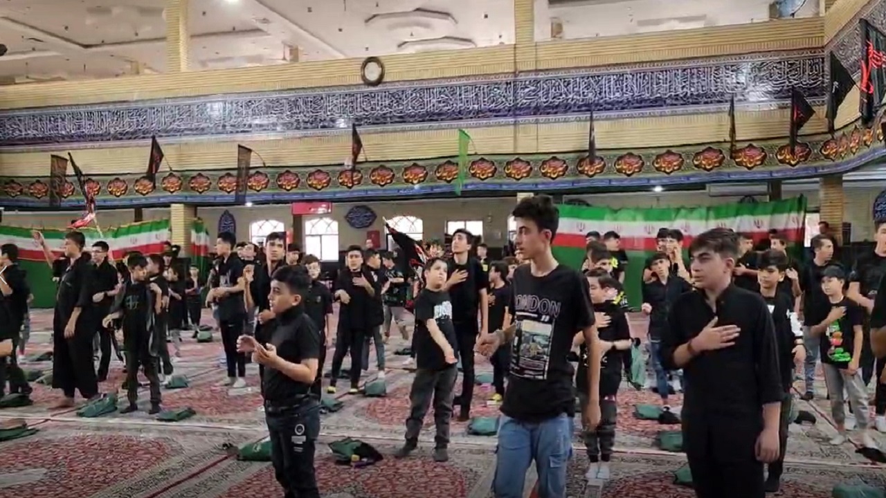 برگزاری یازدهمین سوگواره احلی من العسل با حضور دانش آموزان در بهارستان + فیلم