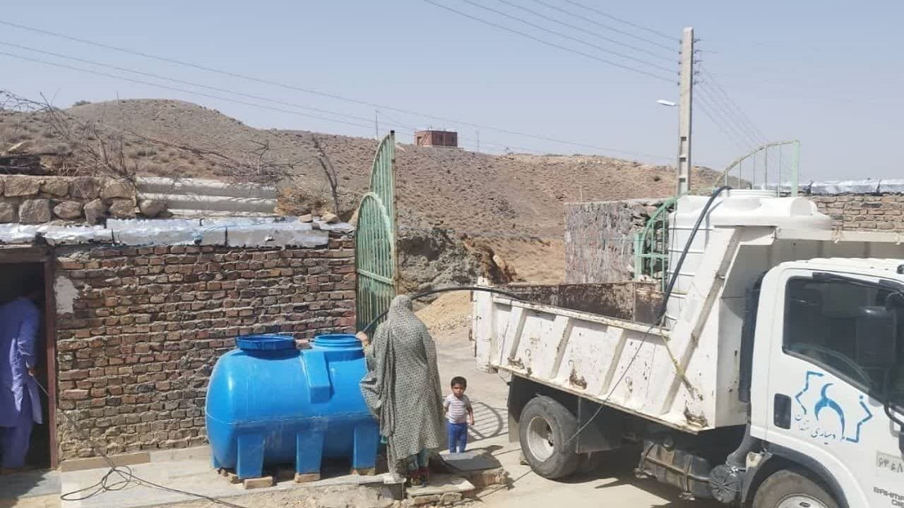 آبرسانی سیار به مردم تفتان در گرمای طاقت فرسای تابستان در حال انجام است