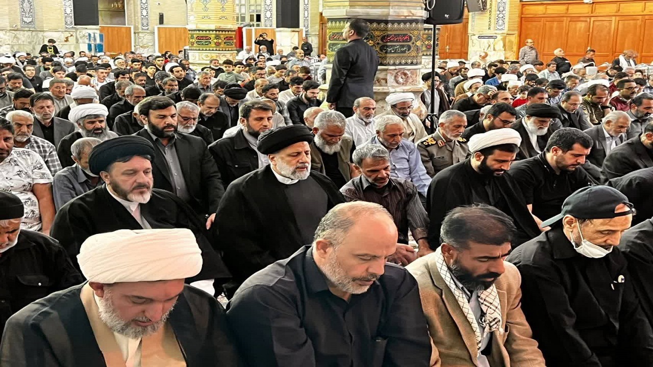 آیت الله رئیسی نماز ظهر را در مسجد مقدس جمکران اقامه کرد