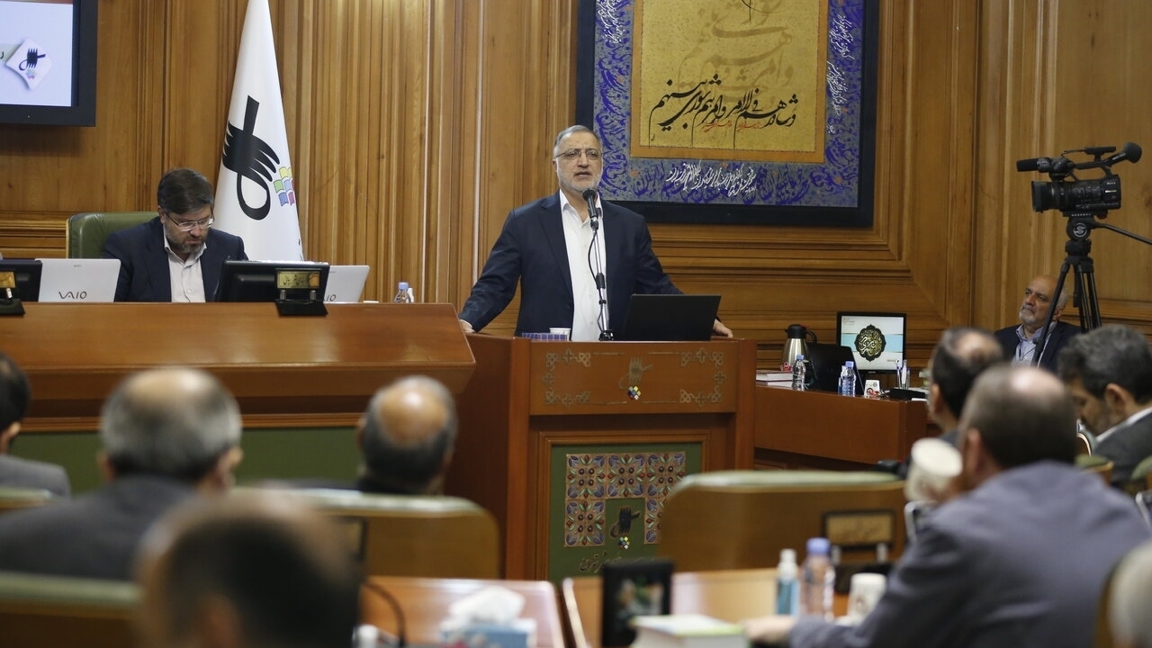 حضور زاکانی در جلسه شورای شهر تهران برای پاسخگویی به سؤالات اعضا