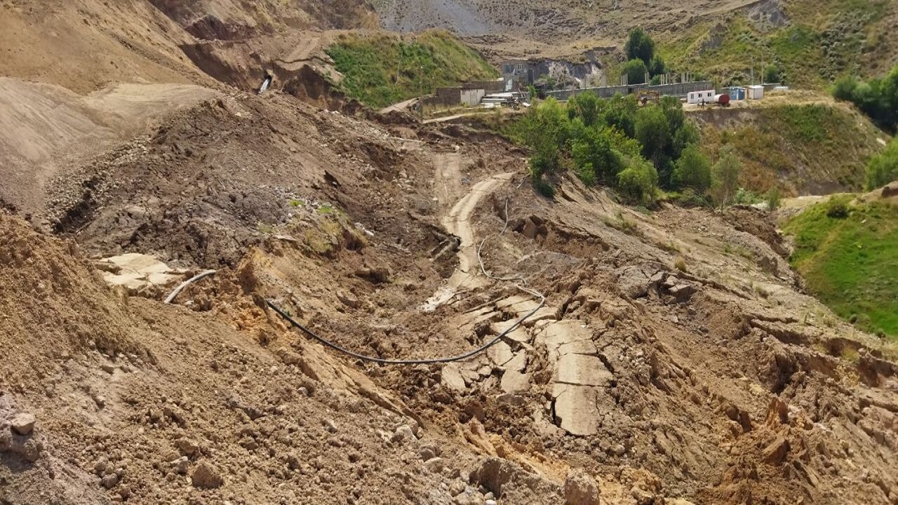 رانش زمین موجب قطع جریان آب در مشگین‌شهر شد