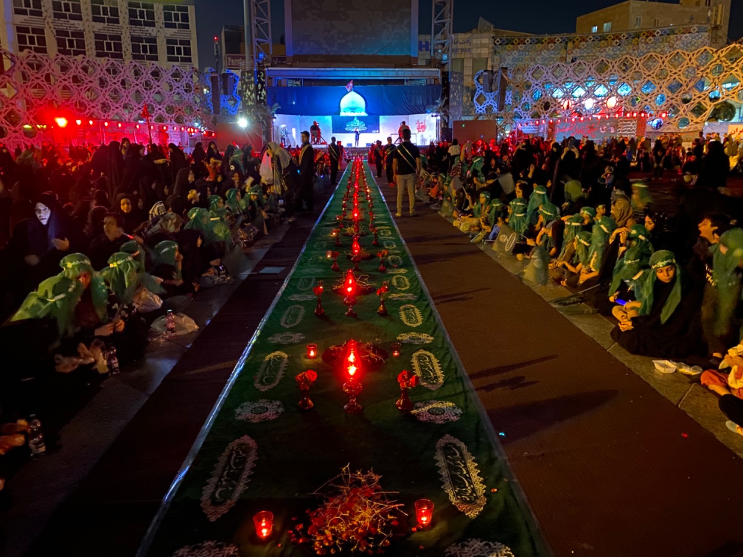 بزرگ‌ترین سفره حضرت رقیه (س) در میدان امام حسین (ع) برپا شد+عکس