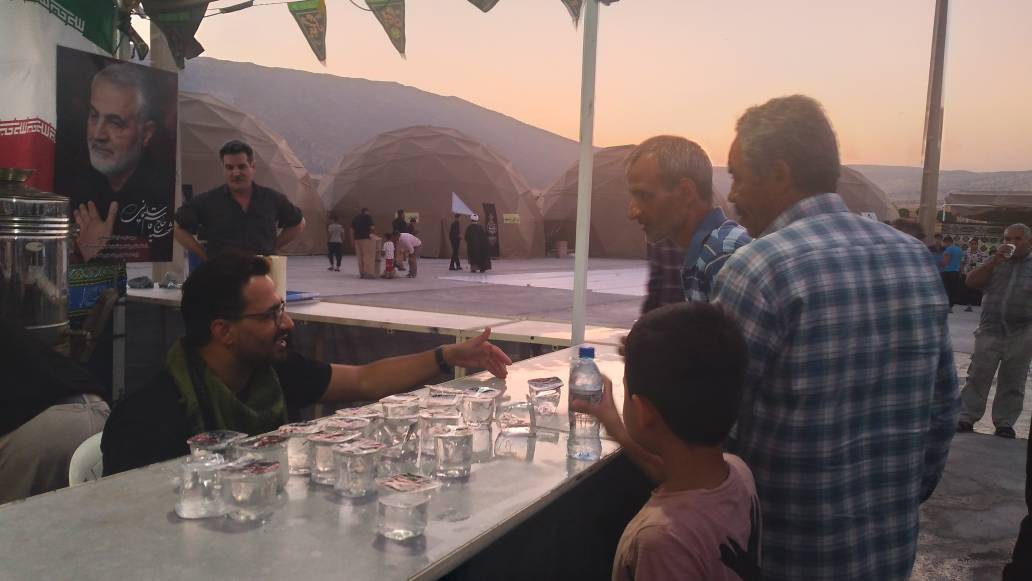 توزیع آب در بین زائران